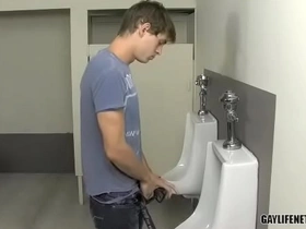 Le miro su verga en el baño y por eso se lo garcha - jae landen chinese passive gay porn