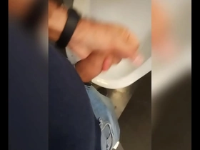 Mijando  nos banheiros públicos, asian jimbo uncaring porn