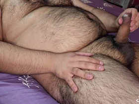 Hombre peludo y gordito se masturba hasta acabar rico japan gay muscle porn