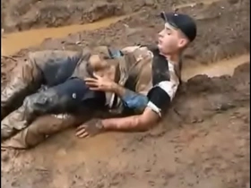 Sexo merry en un bosque de barro solos y perdidos bareback merry porn chinese