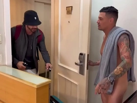 Vizinho tarado bateu na porta errada e acaba ganhando leitinho ,vídeo completo no red… muscle pinoy gay porn