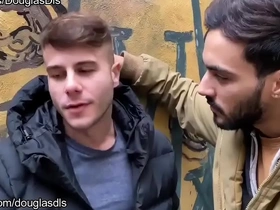 Allen king, douglas smith & thickcut95 follan a pelo en exteriores asian brother gay porn