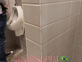 Novinho saiu da faculdade e foi na padaria . no banheiro deixou de mijar para receber um boquete . diário de banheirão (dia8) completo no red e subscrição japanese big load of shit gay porn