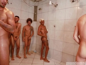 Partida de futebol acaba numa suruba no chuveiro e vestiario. chinese gay porn 2026