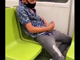 Máscarado batendo punheta no metro twink and chinese gay porn