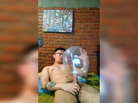 Vergón activo se masturba go over globo de condón korean gay bottom porn