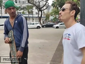 O boy na praça aceitou ir dar pros dois pauzudos korean bodybuilder gay porn