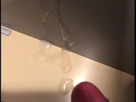 公衆トイレで射精 unconforming taiwan gay porn