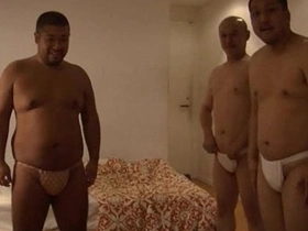 ä¸‰äººã®ãƒãƒƒãƒãƒ£ãƒªãƒ›ãƒ¢è¦ªçˆ¶ãŒè¤Œã‚’ã—ã‚ç”·ã®ä½“ã‚’å‘³ã‚ã„ã¤ãã™ï¼[ãƒ•ãƒ³ãƒ‰ã‚·ã€€ chinese thug threesome gay porn