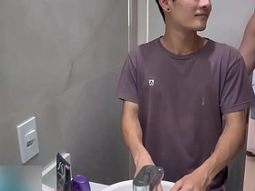 Visita Inesperada De Um Novinho Asiático japan toilet gay porn